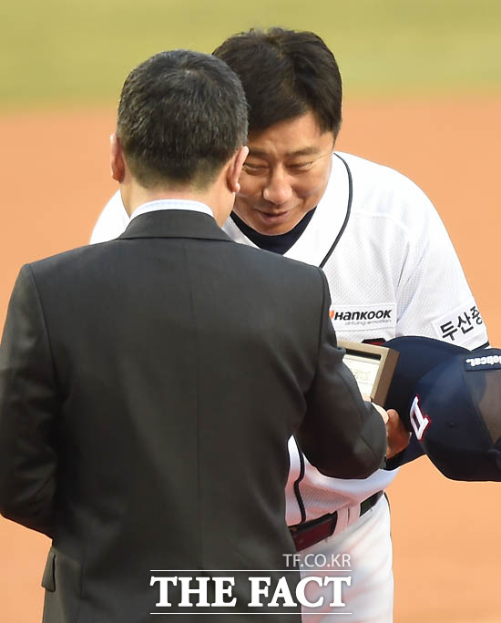두산 김태형 감독이 박정원 구단주로 부터  우승반지를 수여 받고 있다.