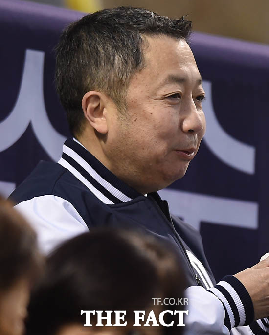 두산 박정원 회장 겸 구단주가 우승반지 전달식 후 경기를 지켜보며 미소를 보이고 있다.