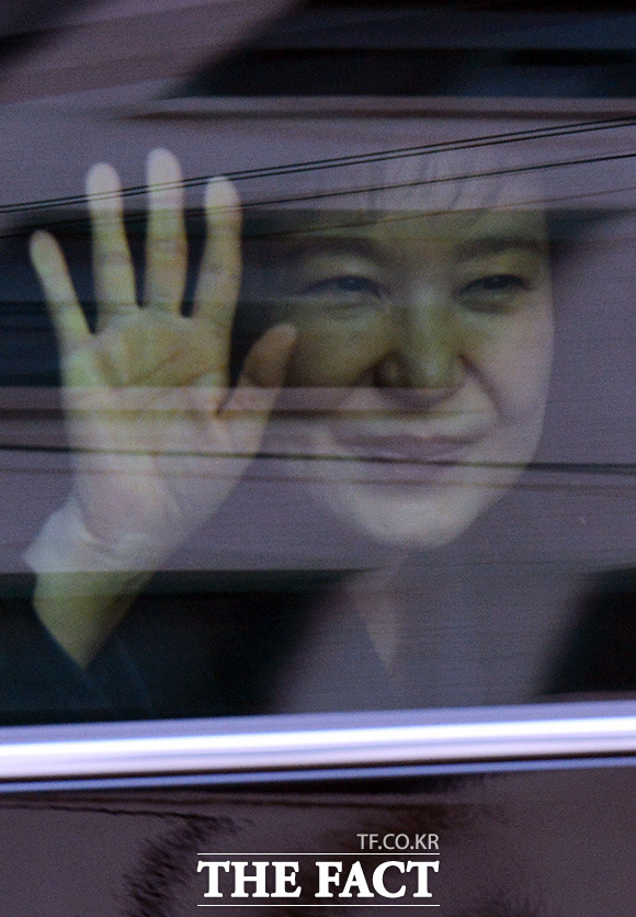 20시간 넘게 검찰 조사를 마친 박 전 대통령이 22일 오전 서울 삼성동 자택으로 들어서며 지지자들을 향해 손을 흔들고 있다. /이덕인 기자
