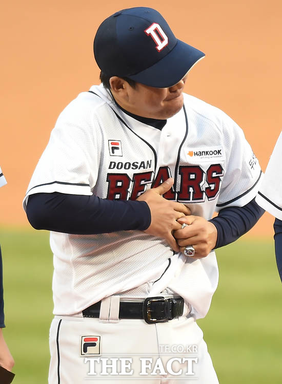 두산 이현승이 우승반지를 수여 받은후 이용찬의 반지를 손가락에 끼다 빠지지 않자 안간힘을 쓰고 있다.