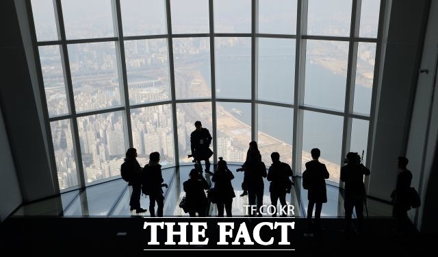 123층 전망대(500m) 서울스카이(SEOUL SKY) 롯데월드타워 그랜드 오프닝 프레스 투어가 지난달 21일 오전 서울 송파구 롯데월드타워에서 열리고 있다. /임세준 기자