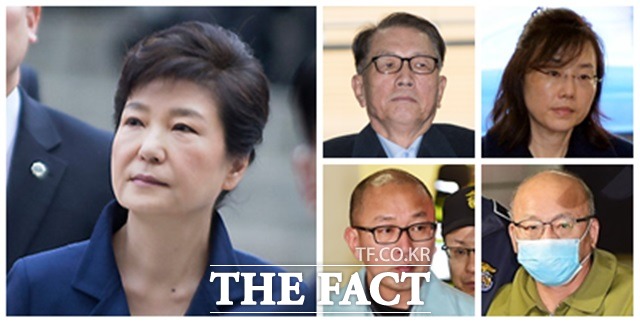 박근혜(왼쪽) 전 대통령이 지난달 31일 298억 원 대 뇌물을 받은 혐의와 직권남용 권리행사방해, 공무상 비밀누설 등의 혐의로 구속되면서, 포스트 캐비닛이 서울구치소에 꾸려졌다. /더팩트DB