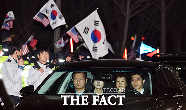 박근혜 전 대통령이 31일 새벽  경기도 의왕시 서울 구치소로 들어가는 길목에 지지자들이 태극기를 흔들고 있다.