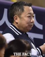 [TF포토] 두산 박정원 회장, 우승반지 전달 후 '흐뭇한 미소'
