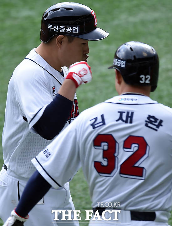 4회말 1사 1루서 두산 양의지가 동점 투런 홈런을 터뜨리고 김재환과 하이파이브를 나누고 있다.