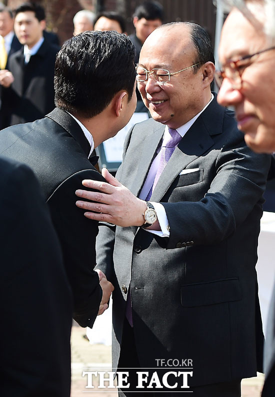 김승연 한화그룹 회장(오른쪽)이 1일 결혼하는 조카 김동환 씨를 축하하고 있다. /정동=배정한 기자