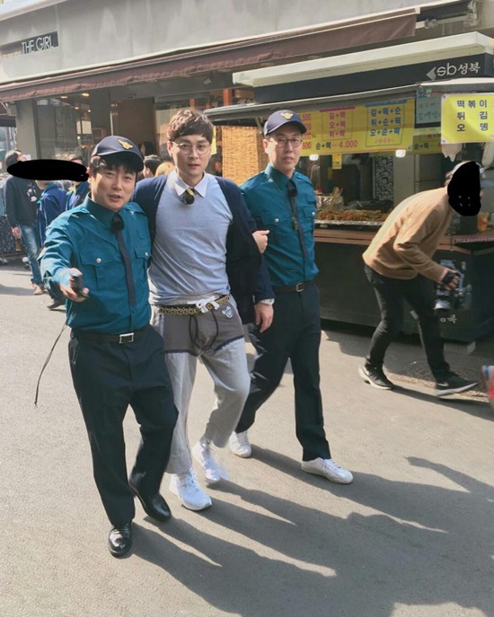 대낮에 속옷차림 활보하다 체포된 민경훈? 가수 민경훈과 개그맨 이수근, 김영철이 jtbc 프로그램 아는 형님 시청률 공약을 이행했다./온라인 커뮤니티 캡처