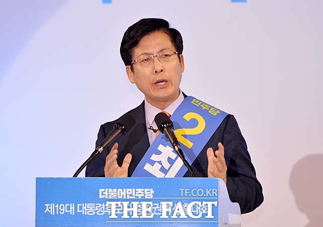 더불어민주당 대선주자인 최성 후보는 3일  오후 2시 서울 구로구 고척스카이돔에서 열린 서울·경기·제주 경선 정견발표에서 그동안 경선 참여 소회를 밝히며, 적폐청산, 정권교체 한마음 한뜻으로 떨쳐 일어나자고 강조했다. /문병희 기자