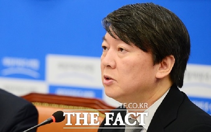 과거 청춘콘서트 등에서 읊조리듯 위로 화법을 구사했던 안 전 대표는 지난해 국민의당 창당 때부터 날카로운 단어를 선택하고 힘을 줘 말하는 공격형 화법으로 바꾼 데 이어 이번엔 목소리 톤을 확 낮춰 비장한 분위기로 바뀌었다. /이새롬 기자