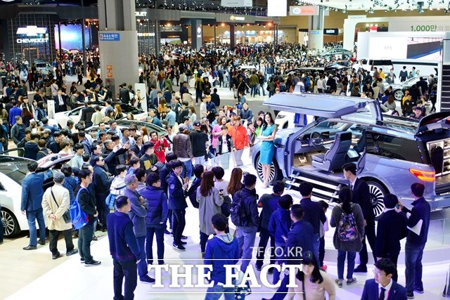 많은 관람객이 모인 서울모터쇼 링컨 전시관