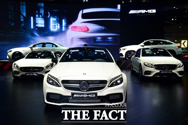 다양한 고성능 차량이 전시된 메르세데스-AMG 전시관