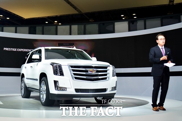 김영식 사장이 에스컬레이드를 소개하고 있다.