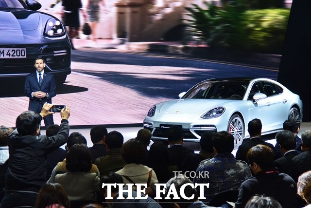 신형 파나메라 터보를 소개하는 마이클 키르쉬 대표