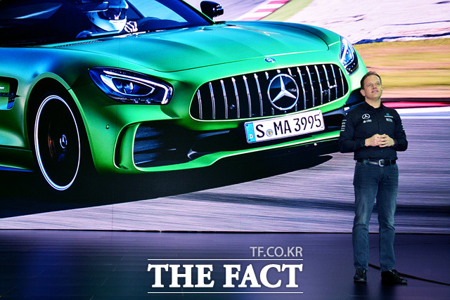 더 뉴 메르세데스-AMG GT R을 소개하고 있는 마틴 슐즈 세일즈 마케팅 부사장. /진영석 기자