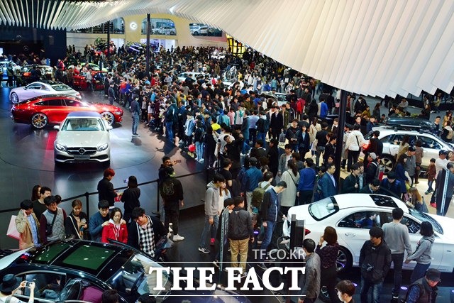 많은 관람객이 모인 메르세데스-벤츠 전시관