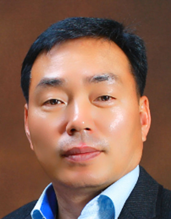 ‘LG의인상’을 받은 장순복 씨는 지난달 23일 불길이 치솟던 철물점에 들어가 이웃을 구해냈다. /LG 제공