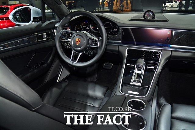 강력한 스포츠카 성능을 갖춘 신형 파나메라 터보