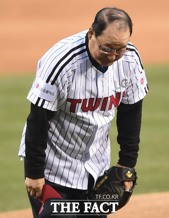 LG 이광환 전 감독이 개막전 시구자로 나서 팬들에게 인사를 하고 있다.