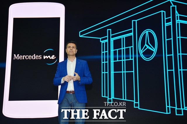 디미트리스 실라키스 사장이 프리미엄 커넥티드 카 서비스인 메르세데스 미 커넥트를 소개했다.