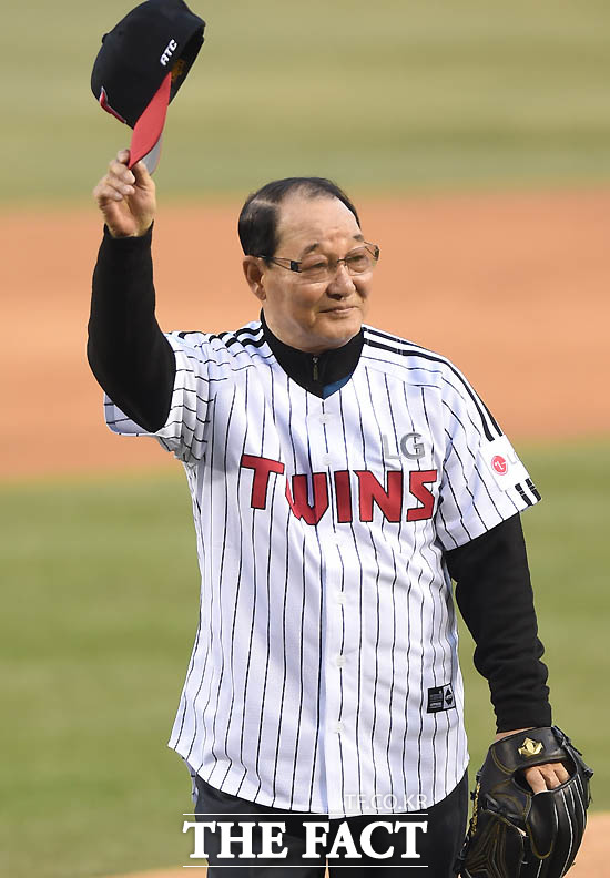 LG 이광환 전 감독이 개막전 시구자로 나서 팬들에게 인사를 하고 있다.