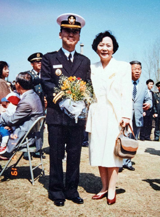 어머니와 찰칵 1991년 안 후보가 군대 제대 시 어머니와 함께 기념사진을 촬영하고 있다. /안철수 국민캠프 제공
