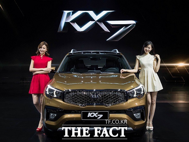 현대기아차는 지난해 중국형 쏘나타 하이브리드와 스포티지에 이어 지난달 중국형 쏘렌토인 KX7에 이르기까지 현지 전략형 모델을 잇달아 출시하고는 있지만, 현지 반한감정으로 판로 개척에 어려움을 겪고 있다. /기아자동차 제공