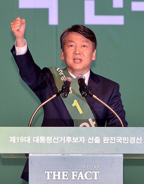 국민의당 대선후보가 확실시 되는 안철수 목소리에 관한 이목이 쏠린다. 점잖았던 과거 안철수 목소리에서 강한 톤으로 바뀐 탓이다. /문병희 기자