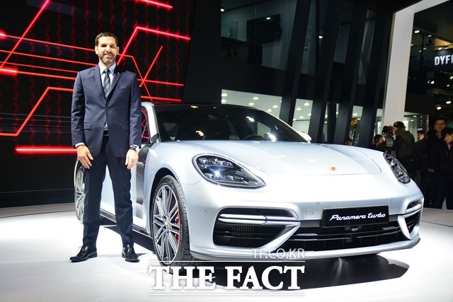 마이클 키르쉬 대표와 신형 포르쉐 파나메라 터보. /진영석 기자