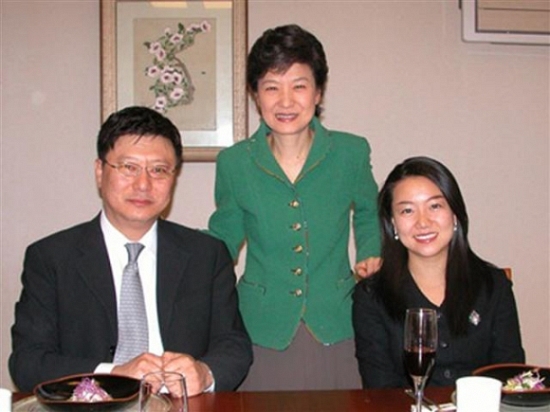 서향희(오른쪽) 변호사는 지난 2004년 열여섯 살 나이 차이를 극복하고 박 전 대통령(가운데)의 동생인 박지만 회장과 결혼했다. /서울신문 제공