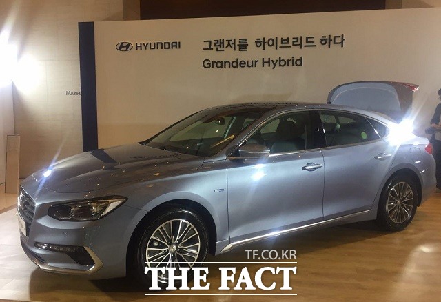 현대자동차는 5일 서울 강서구 메이필드 호텔에서 그랜저IG 하이브리드 미디어 시승행사를 개최했다. 사진은 이날 행사장에 전시된 그랜저IG 하이브리드. /이성로 기자