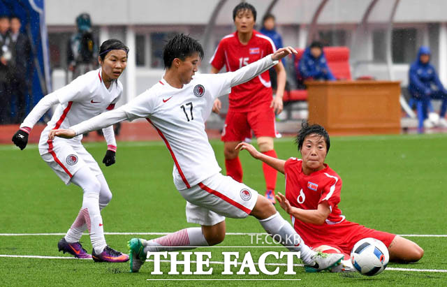 북한 선수들과 홍콩 선수들이 엉켜 볼다툼을 벌이고 있다.