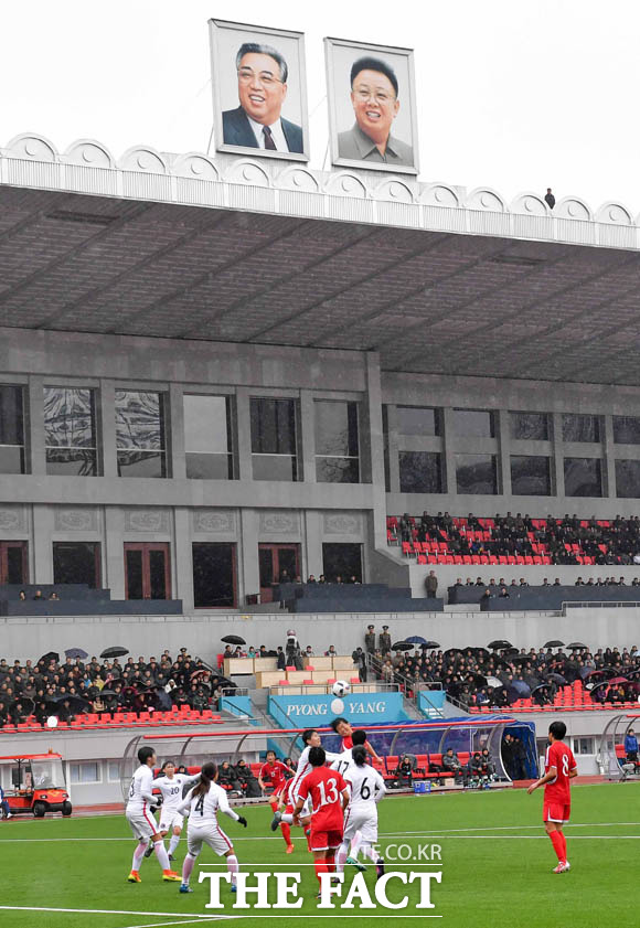 홍콩과 수중전 펼치는 북한 선수들 2018 여자축구아시안컵 예선전이 5일 평양 김일성경기장에서 열린 가운데 북한이 홍콩과의 경기에서 공중볼다툼을 벌이고 있다./평양=사진공동취재단