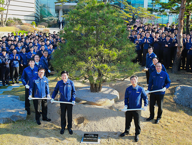 현대중공업 최길선 회장(앞 줄 오른쪽)과 권오갑 부회장(앞 줄 왼쪽), 6개사 대표 등을 포함한 임직원 300여 명이 지난 3일 울산 현대중공업 본관 앞에서 기념식수를 진행하고 있다. /현대중공업 제공