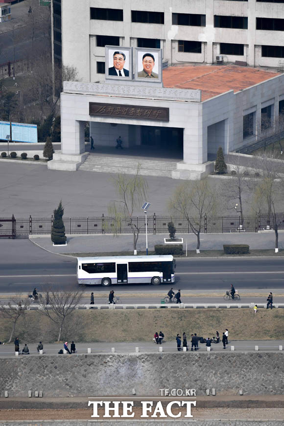 대동강변에서 여유를 즐기는 북한주민들