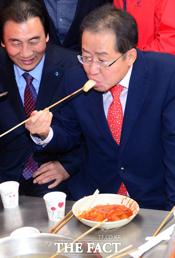 자유한국당 대선 후보 홍준표 경남도지사가 4일 오후 대구광역시 중구 서문시장을 찾아 한 분식점에서 어묵과 떡볶이를 먹고 있다. /남윤호 기자