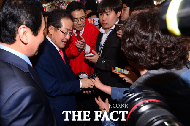 홍준표 한국당 대선후보가 4일 방문한 대구 서문시장에서 지지자로부터 음료 선물을 받고 있다. /남윤호 기자