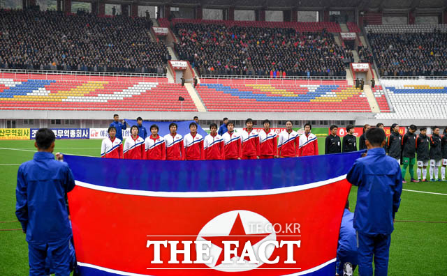 북한 여자축구 선수들이 홍콩과의 경기 시작에 앞서 북한 애국가를 부르고 있다.