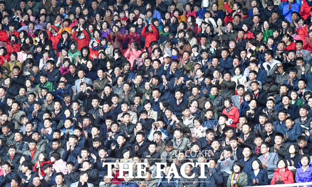 비가 오는 날씨에도 홍콩과의 경기를 보기 위해 많은 관중들이 경기장을 가득 채우고 있다.