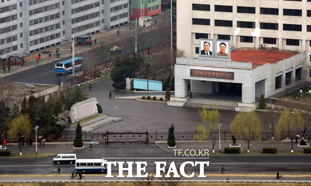 평양 시내에 위치한 김책공업종합대학 입구에는 김일성 김정일 부자의 사진이 크게 걸려 있다.