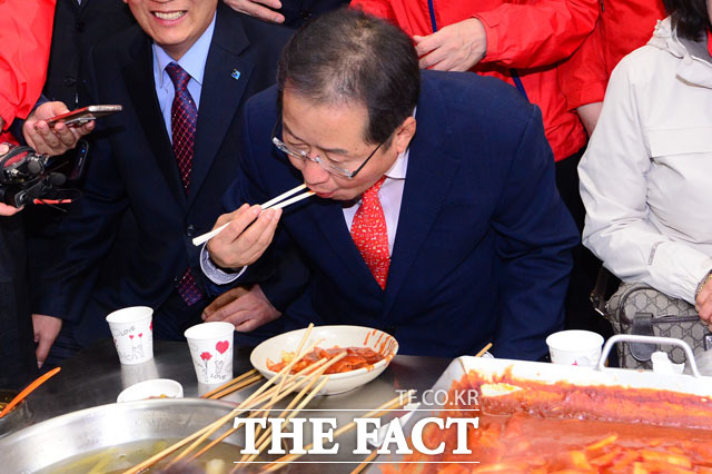 자유한국당 대선 후보 홍준표 경남도지사가 4일 오후 대구광역시 중구 서문시장에서 어묵과 떡볶이를 먹고 있다. /대구=남윤호 기자