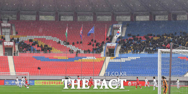 김일성경기장에는 대한민국 국기와 인공기가 함께 펄럭이고 있다.