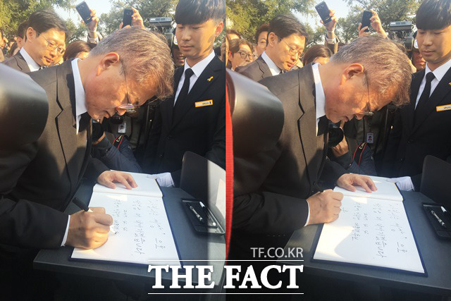 더불어민주당 문재인 대선 후보가 지난 4일 경남 김해시 봉하마을을 방문했다. 사진은 방명록을 작성하고 있는 문 후보. /김해=윤소희 기자