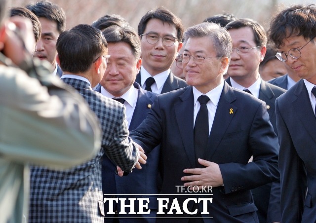 문 후보는 이동하는 내내 지지자들과 악수를 하고 어린 아이를 품에 안는 등 소통하는 태도를 보였다. /문병희 기자