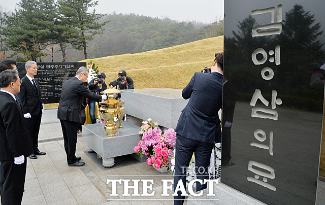 김종인 전 대표가 고 김영삼 전 대통령 묘역에서 참배하고 있다.