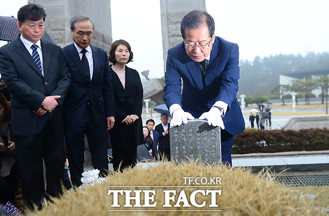 자유한국당 대선 후보인 홍준표 경남도지사가 6일 오전 광주 국립 5.18 민주묘역을 찾아 참배하고 있다. /광주=이새롬 기자