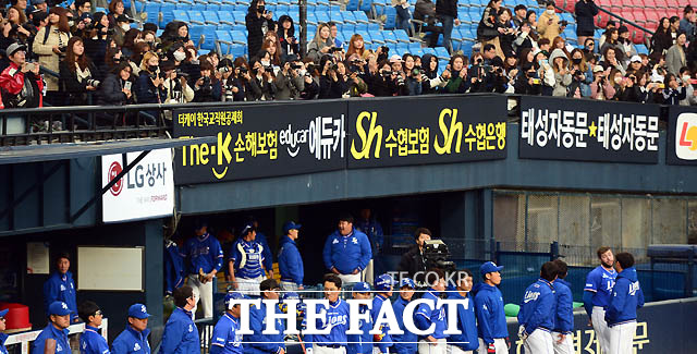 아이돌 그룹 EXO 시우민의 시구를 지켜보기 위해 많은 팬들이 카메라를 들고 몰려있다.