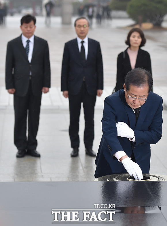 자유한국당 대선 후보인 홍준표 경남도지사가 6일 오전 광주 국립 5.18 민주묘역을 찾아 분향하고 있다. /광주=이새롬 기자