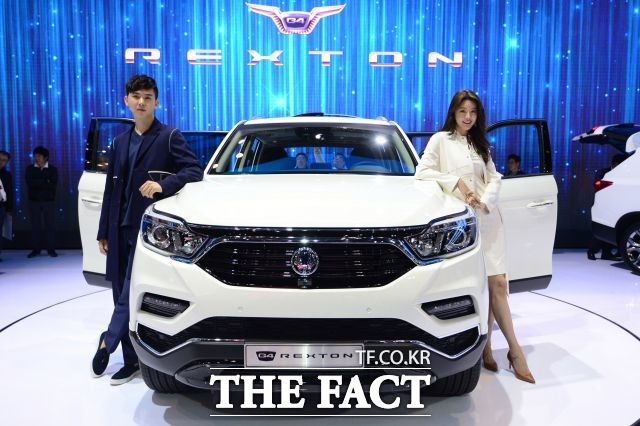 쌍용자동차의 노동자 복직 결정은 지난 2013년 무급휴직자 전원 복직과 2016년 티볼리 생산물량 증대에 따른 복직에 이어 G4 렉스턴 출시에 따른 추가 인력수요 대응을 위한 3번째다. /남윤호 기자