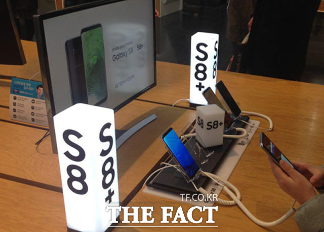 갤럭시S8 사전예약! 삼성전자의 최신 프리미엄 스마트폰 ‘갤럭시S8과 갤럭시S8플러스의 사전예약 판매가 오늘(7일)부터 시작된다. /더팩트  DB