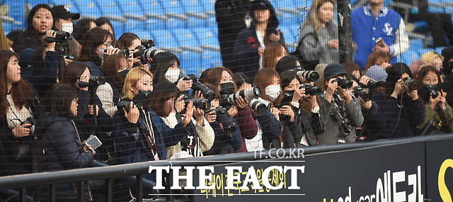 아이돌 그룹 EXO 시우민의 시구를 지켜보기 위해 많은 팬들이 몰려있다.